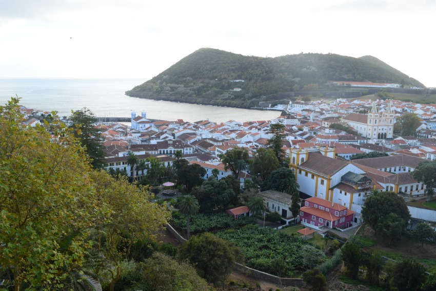 Azoren Unterwegs auf Terceira Blick auf Angra do Heroísmo
