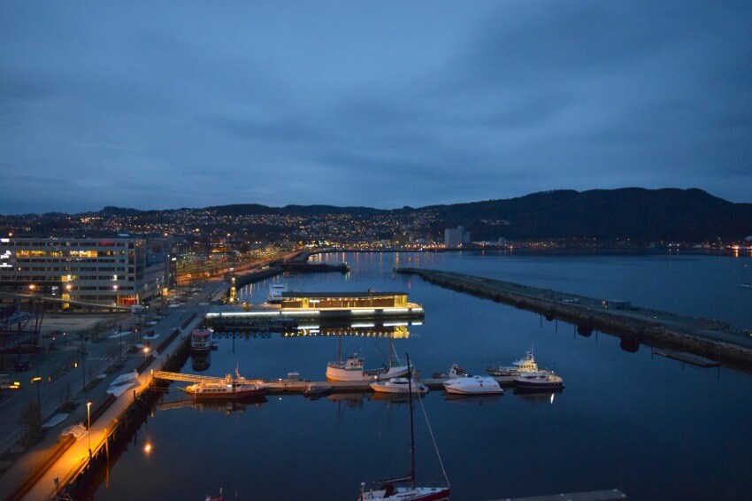 Norwegen - Trondheim Hafen bei Nacht